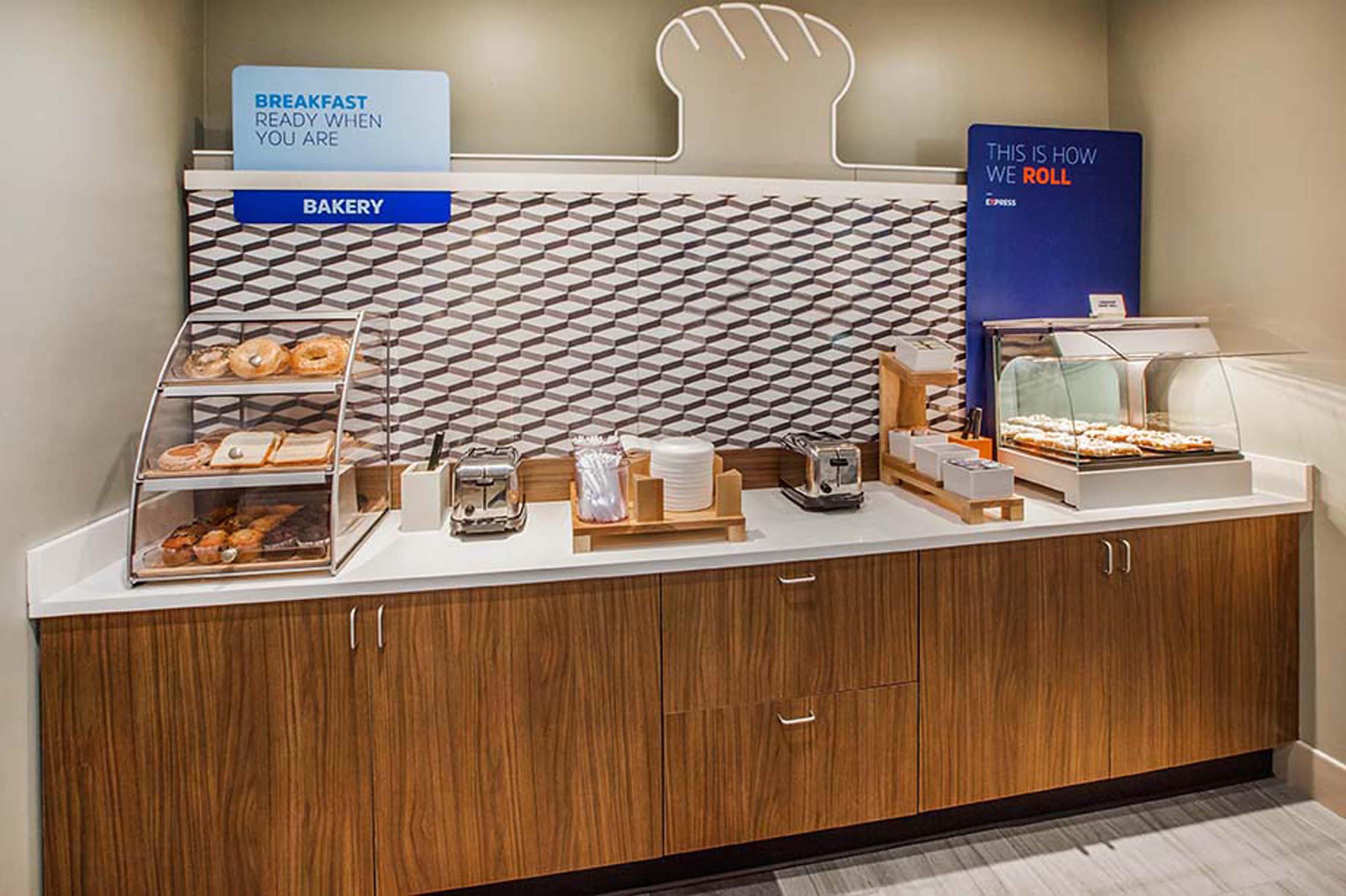 Holiday Inn Express Ontario By Ihg Creekside Esterno foto