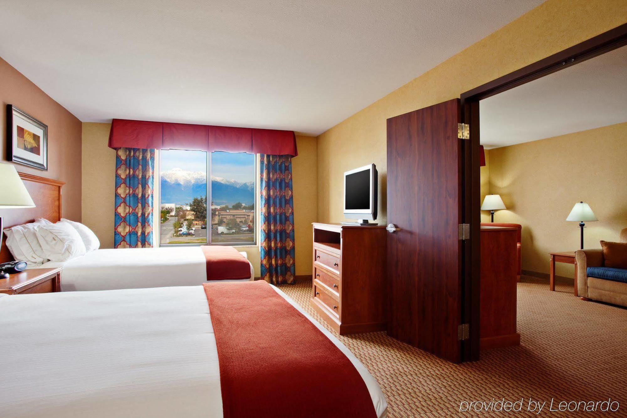 Holiday Inn Express Ontario By Ihg Creekside Esterno foto